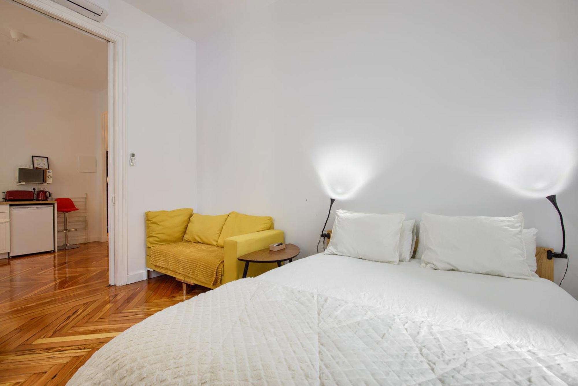 Mezzanine Orange Apartment Madrid Bilik gambar