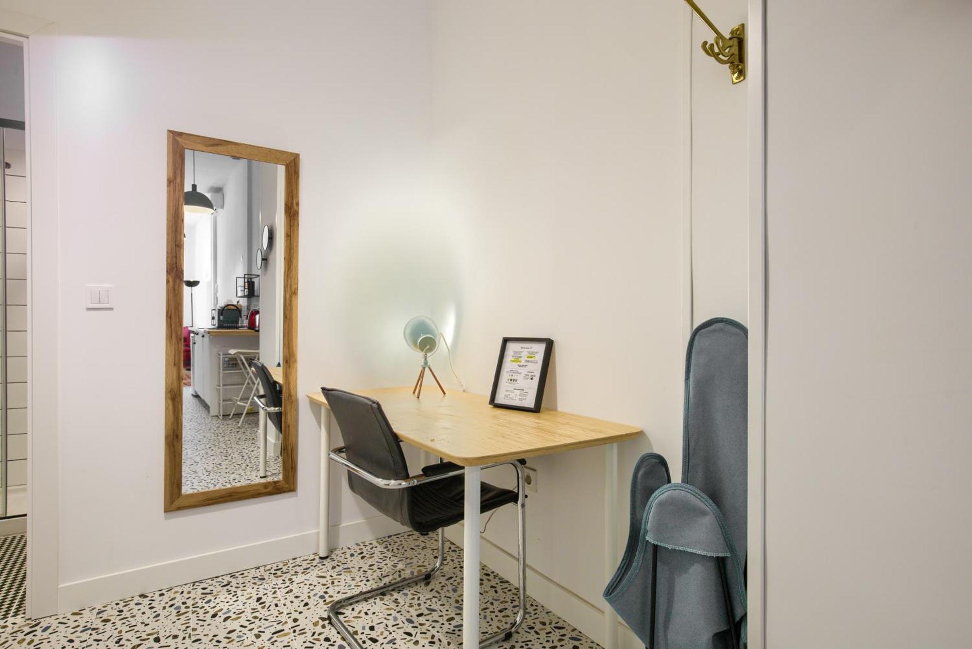 Mezzanine Orange Apartment Madrid Bilik gambar