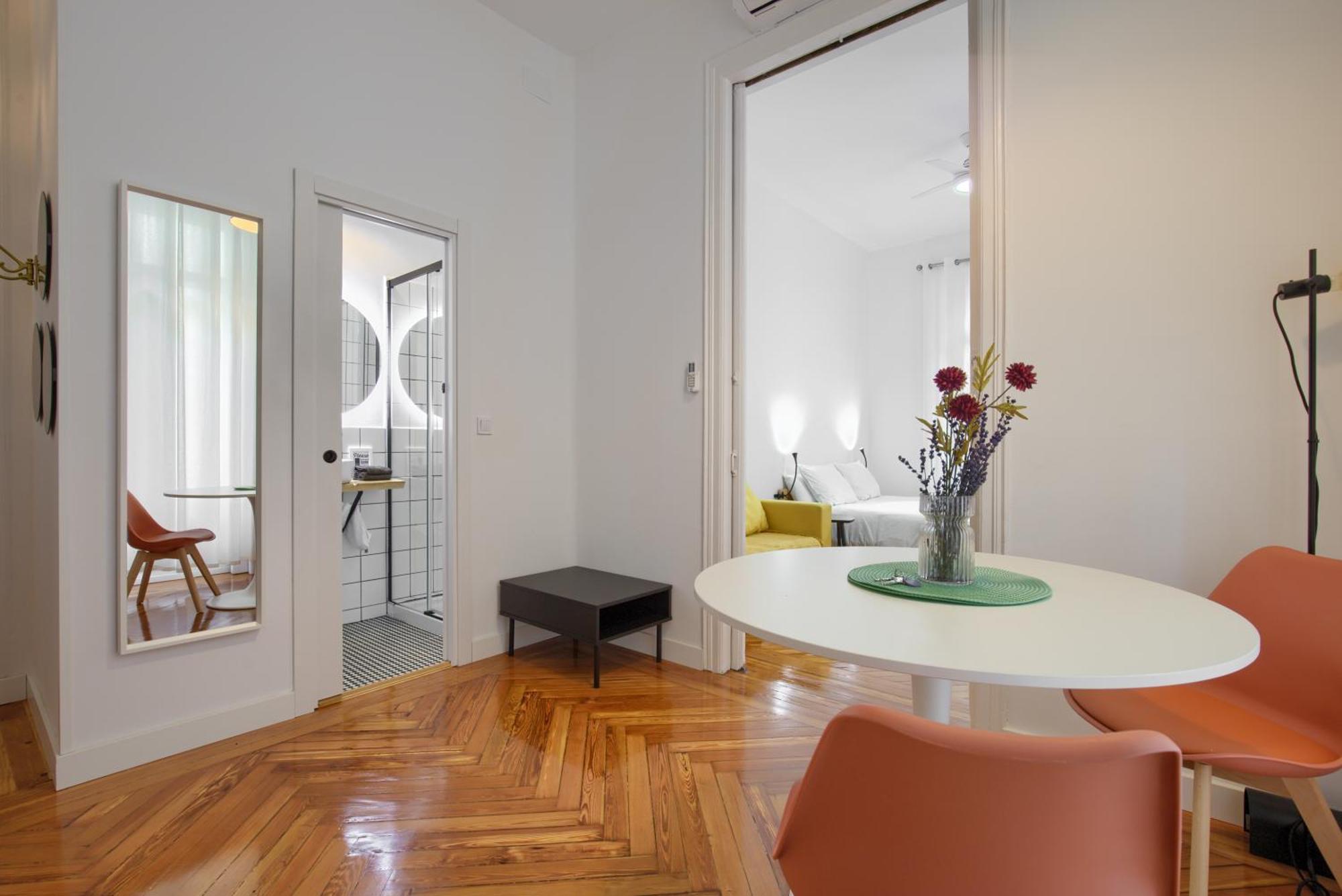 Mezzanine Orange Apartment Madrid Bilik gambar